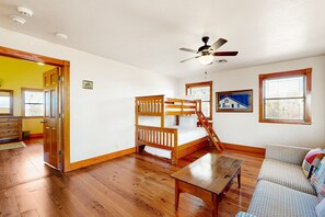 3 bedrooms, iron/ironing board, travel cot, Internet