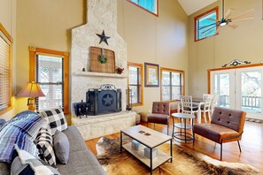 Una televisión, una chimenea, libros