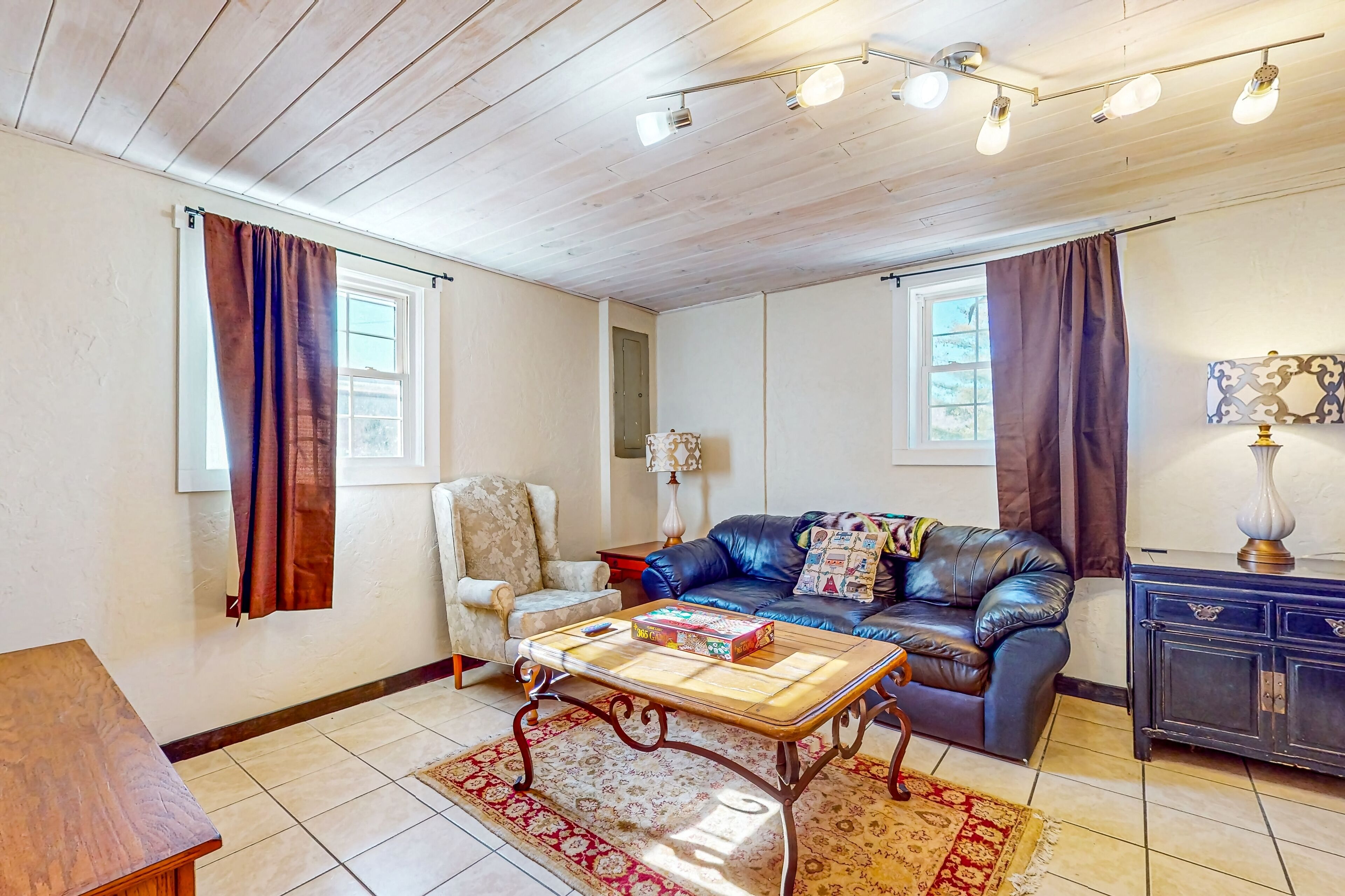 First-floor condo near skiing with private deck & full kitchen