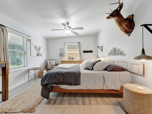 1 soverom, skrivebord, strykejern/-brett og wi-fi (inkludert)