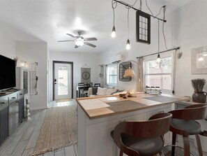 Smart TV - Where Comfort Meets Class: Your Private 1B Luxury Retreat Awaits! (Largo)