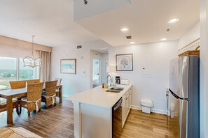 Fridge, microwave, oven, stovetop - Lovely ocean view condo with plunge pool & on-site golf access, balcony, & W/D (Miramar Beach)