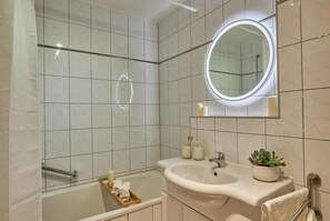 Haartrockner, Handtücher, Seife, Shampoo