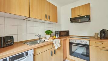 Kühlschrank, Mikrowelle, Ofen, Herdplatte