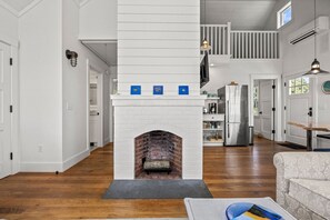 TV, books - Sandy beach cottage on Wellfleet Bay (Wellfleet)