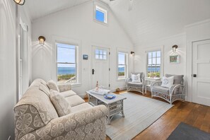TV, books - Sandy beach cottage on Wellfleet Bay (Wellfleet)