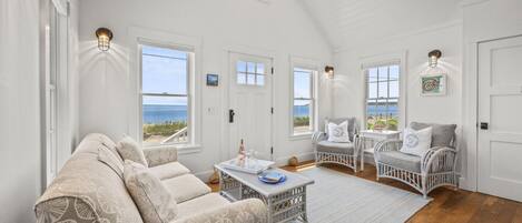 Una televisión, libros