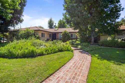 "Merced Manor: Luxurious 6BR Home for Ultimate Comfort and Convenience"