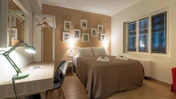 4 slaapkamers, een bureau, een strijkplank/strijkijzer, reisbedje