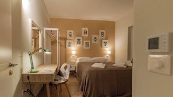 5 bedrooms, desk, iron/ironing board, travel crib