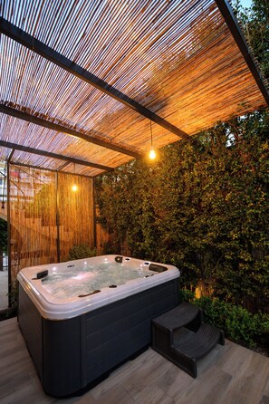 A hot tub under a bamboo canopy with a wooden deck and a small bench. - Linas Home - Kalamata Mediterranean Villas (Kalamata)