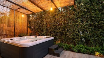 Indoor spa tub