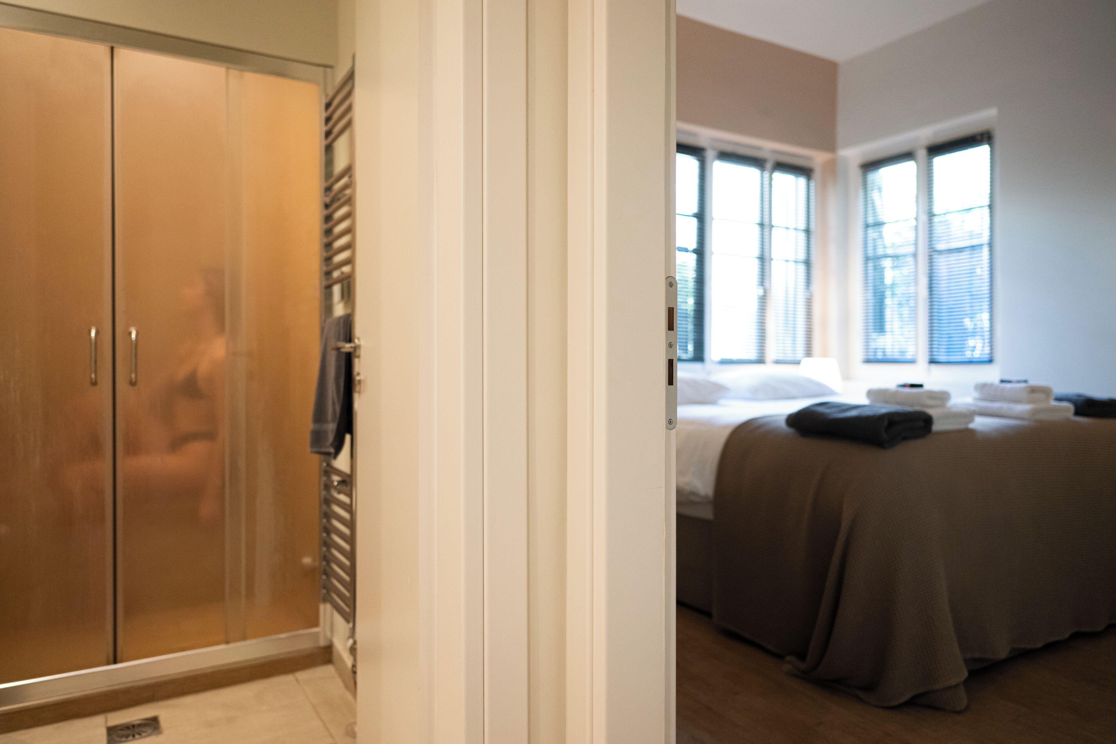 4 slaapkamers, een bureau, een strijkplank/strijkijzer, reisbedje