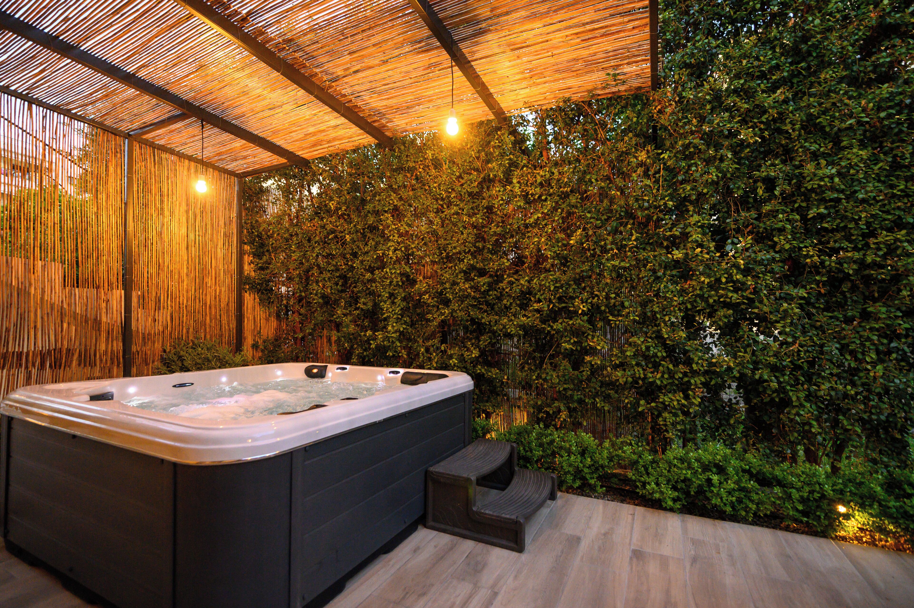 Bañera de hidromasaje cubierta