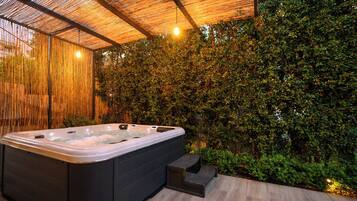 Bañera de hidromasaje cubierta