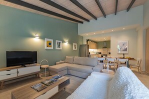 Smart TV, books - Linas Home - Kalamata Mediterranean Suites & Villas (Kalamata)