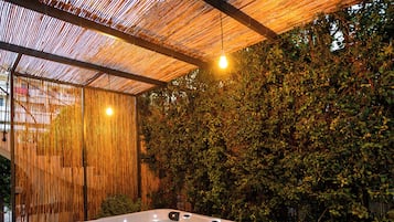 Bain à remous extérieur
