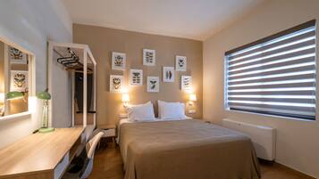 4 dormitorios, escritorio, tabla de planchar con plancha y cuna de viaje