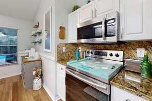 冷蔵庫、電子レンジ、オーブン、コンロ