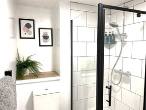 Dusche, Haartrockner, Handtücher, Seife