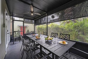 Outdoor dining - Renovated House with Parking - Palm Wave Stays (West Palm Beach)