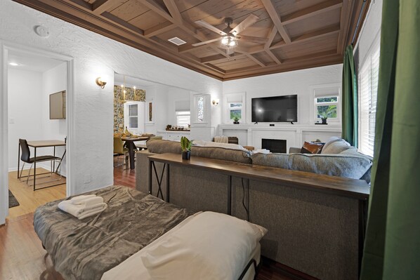 Smart TV, fireplace - Renovated House with Parking - Palm Wave Stays (West Palm Beach)