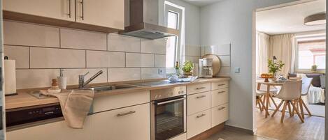 Køleskab, mikrobølgeovn, ovn, kogeplade