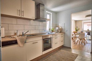 Køleskab, mikrobølgeovn, ovn, kogeplade
