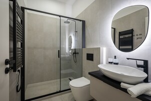 Deluxe Apartment, Bathtub | Bathroom