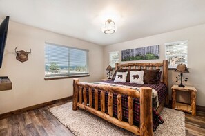 3 bedrooms, iron/ironing board, Internet, bed sheets - Sale! Dog OK! Near Park & Town! (Estes Park)