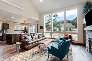TV, fireplace - Dog-Friendly! New Modern Home, Views & Wildlife (Estes Park)