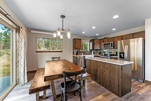 Fridge, microwave, oven, stovetop - Hot tub! Dogs OK! Views, near park! (Estes Park)