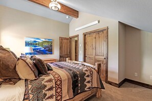 3 makuuhuonetta, silitysrauta/-lauta, vauvan matkasänky, Wi-Fi