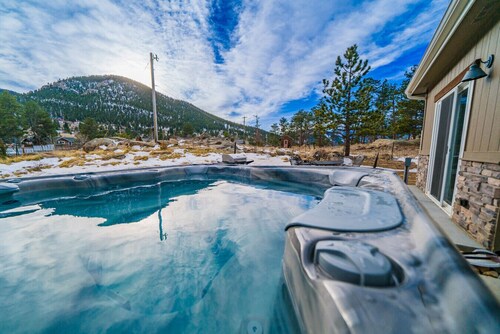 Hot tub! Dogs OK! Views, near park!