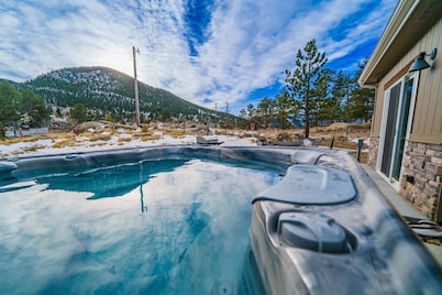 Hot tub! Dogs OK! Views, near park!