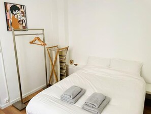 2 Schlafzimmer, Schreibtisch, Bügeleisen/Bügelbrett, Reisekinderbett