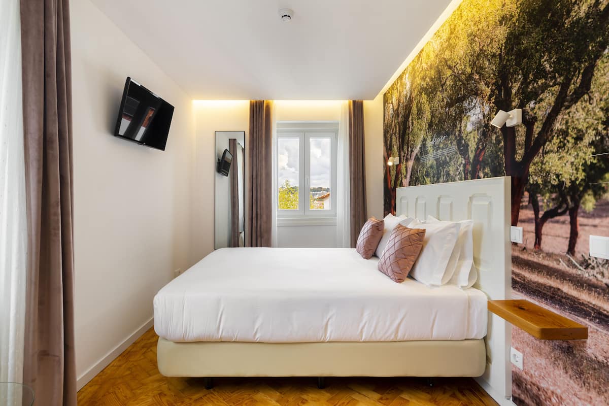 Soundproofing, free WiFi, bed sheets