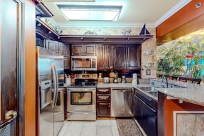 Frigorífico, microondas, horno y placa de cocina