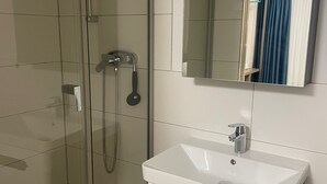 Free toiletries, hair dryer, slippers - Nani City Hotel (Zürich)