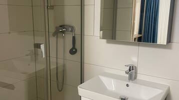 Kostenlose Toilettenartikel, Haartrockner, Hausschuhe