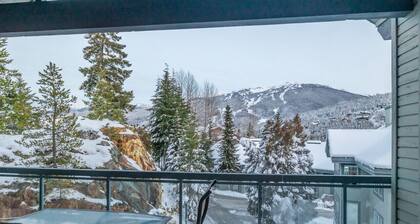 Luxurious 4BR: Patio/BBQ, 5 min to Village & Lakes