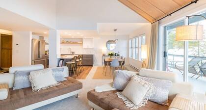 Luxury 4BR: 5 min to Vill, Fireplace, Free Parking, Sleeps 8!