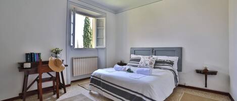 1 bedroom, travel cot, free WiFi, bed sheets
