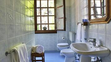 Doccia, asciugacapelli, bidet, asciugamani