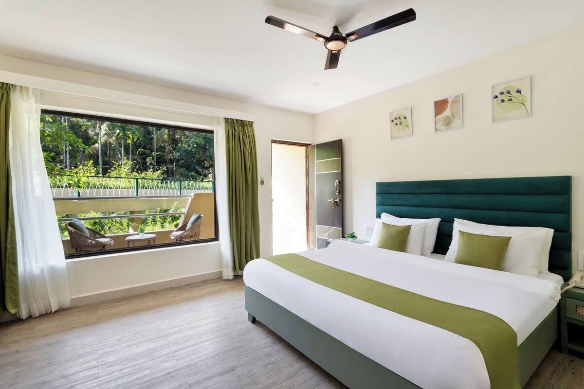 Classic Room, 1 King Bed | In-room safe, desk, soundproofing, iron/ironing board (on request)
