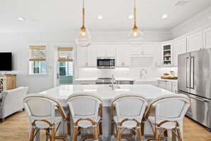 冷蔵庫、電子レンジ、オーブン、コンロ