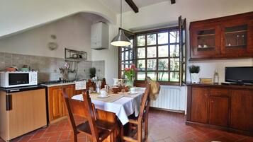 Mikrowelle, Herdplatte, Kochgeschirr/Geschirr/Besteck