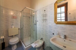 Shower, hair dryer, bidet, towels - Apartment bb bilo F Beech (Toscana)