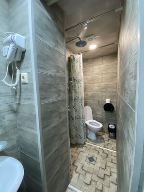Bruser, brusehoved med spredningseffekt, gratis toiletartikler