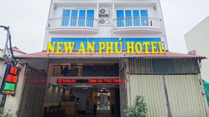 A multi-story hotel with a sign reading "NEW AN PHU HOTEL". - New An Phú Hotel (Hanoi)